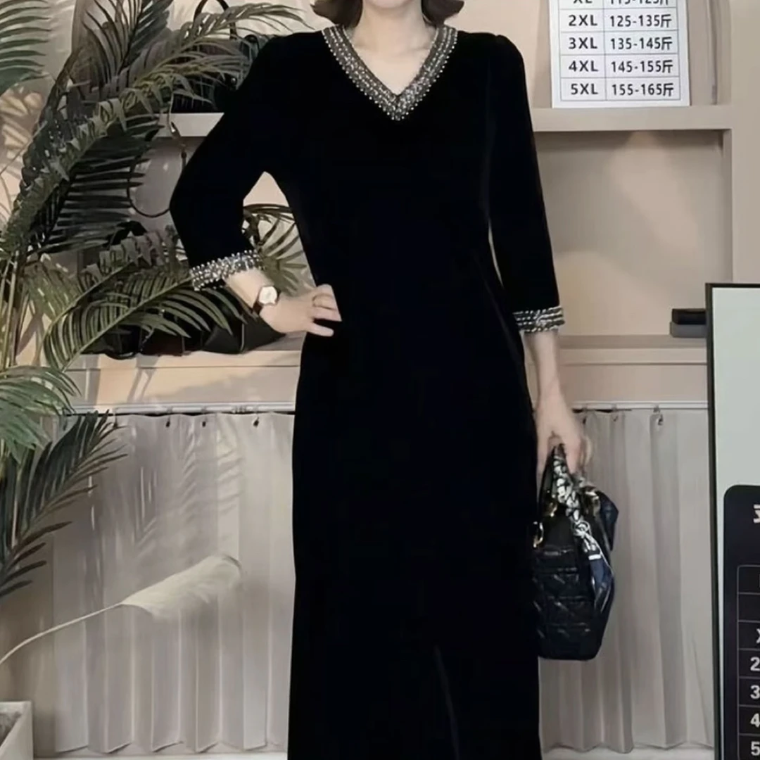 秋季重工串珠丝绒显瘦气质感宽松V领连衣裙