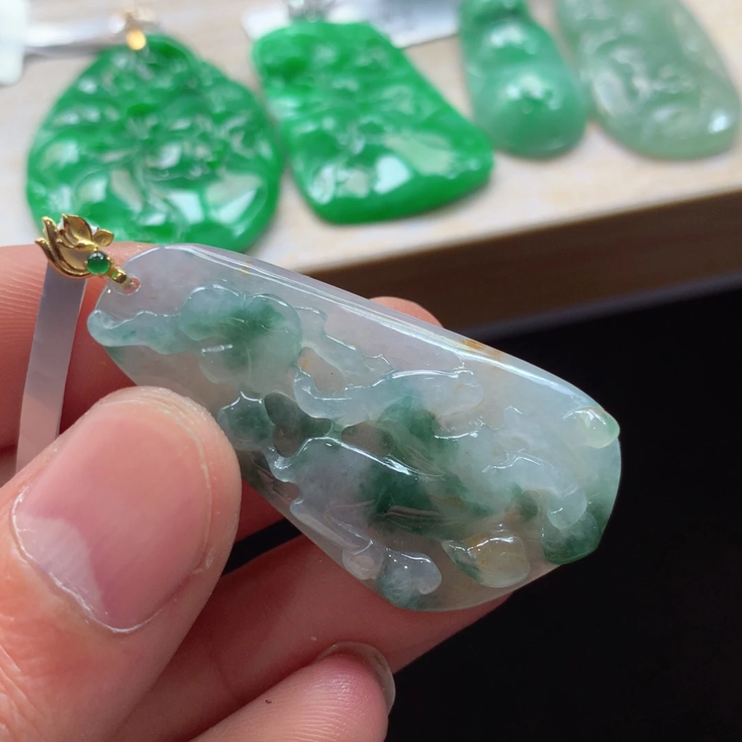 翡翠18K金镶嵌颈饰吊坠