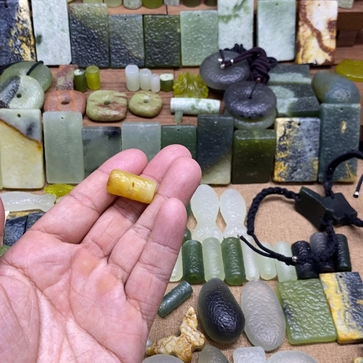 叙***子蛇纹石玉未镶嵌颈饰