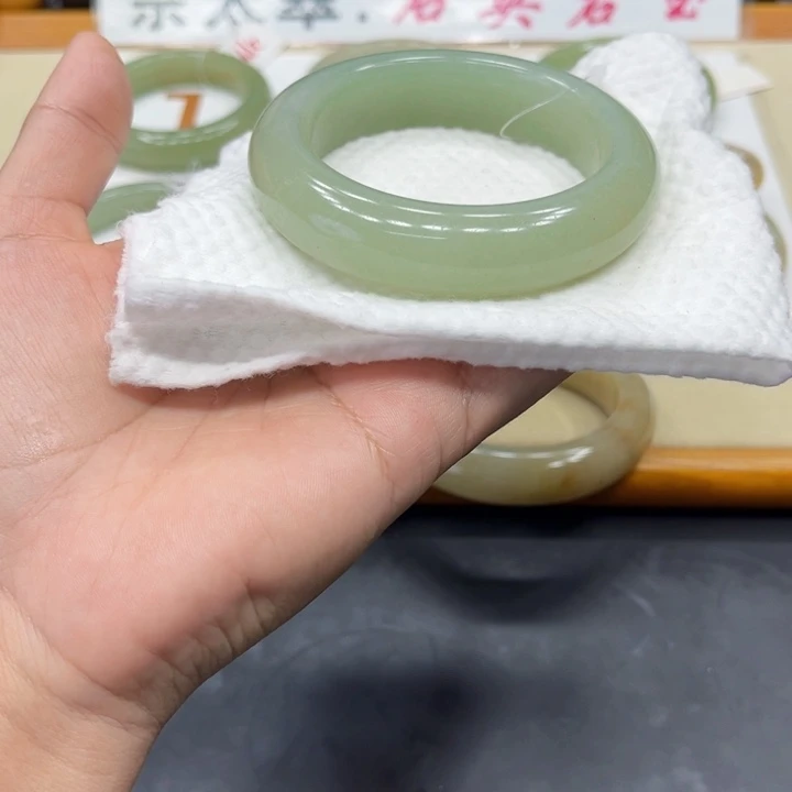 未镶嵌手镯石英质玉黁****）