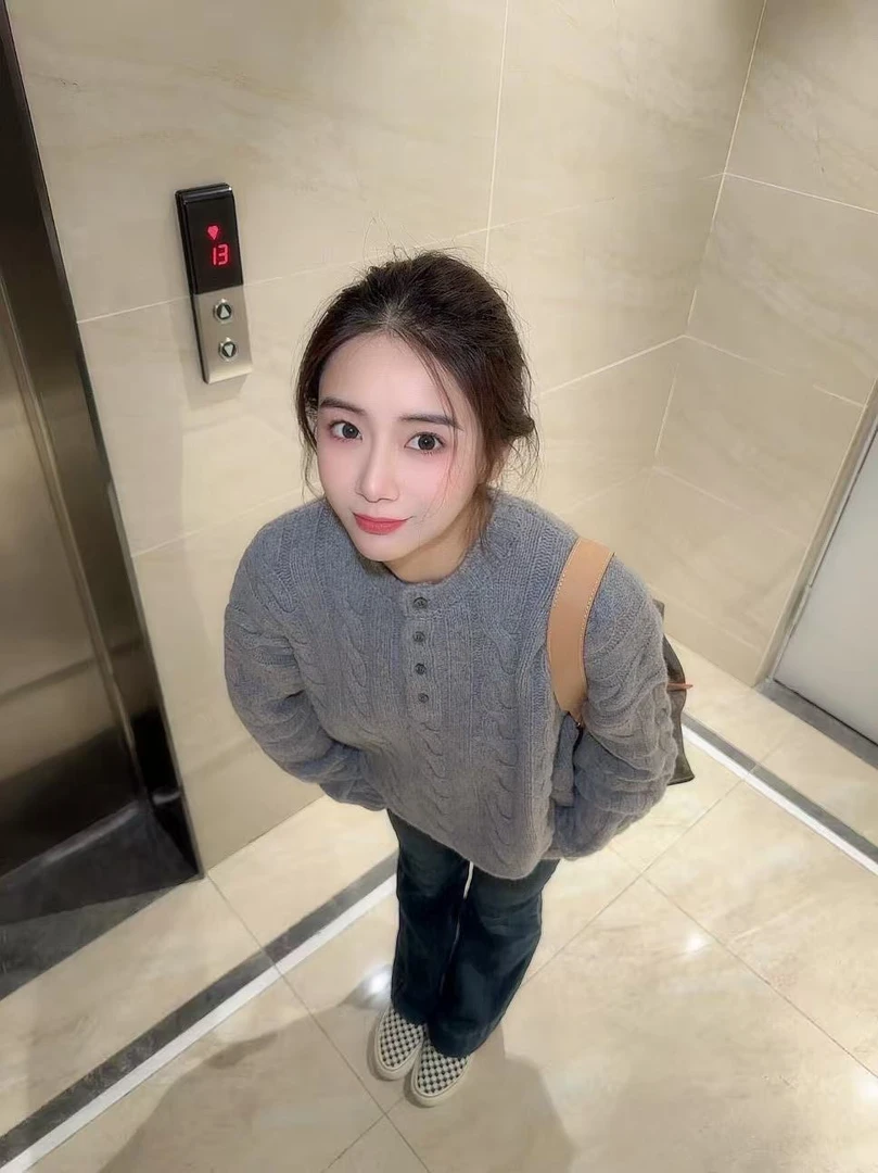 2025秋冬新款韩系高级感灰色麻花毛衣女显瘦慵懒风针织上衣牛仔裤