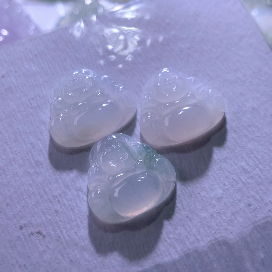 翡翠未镶嵌颈饰一手