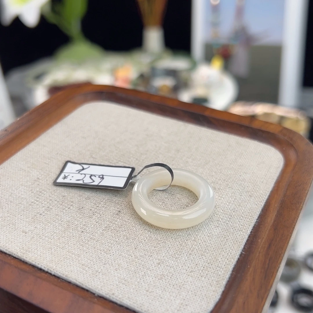 和田玉（糖玉）未镶嵌戒指N119俄白泥鳅背直径16.1不退换