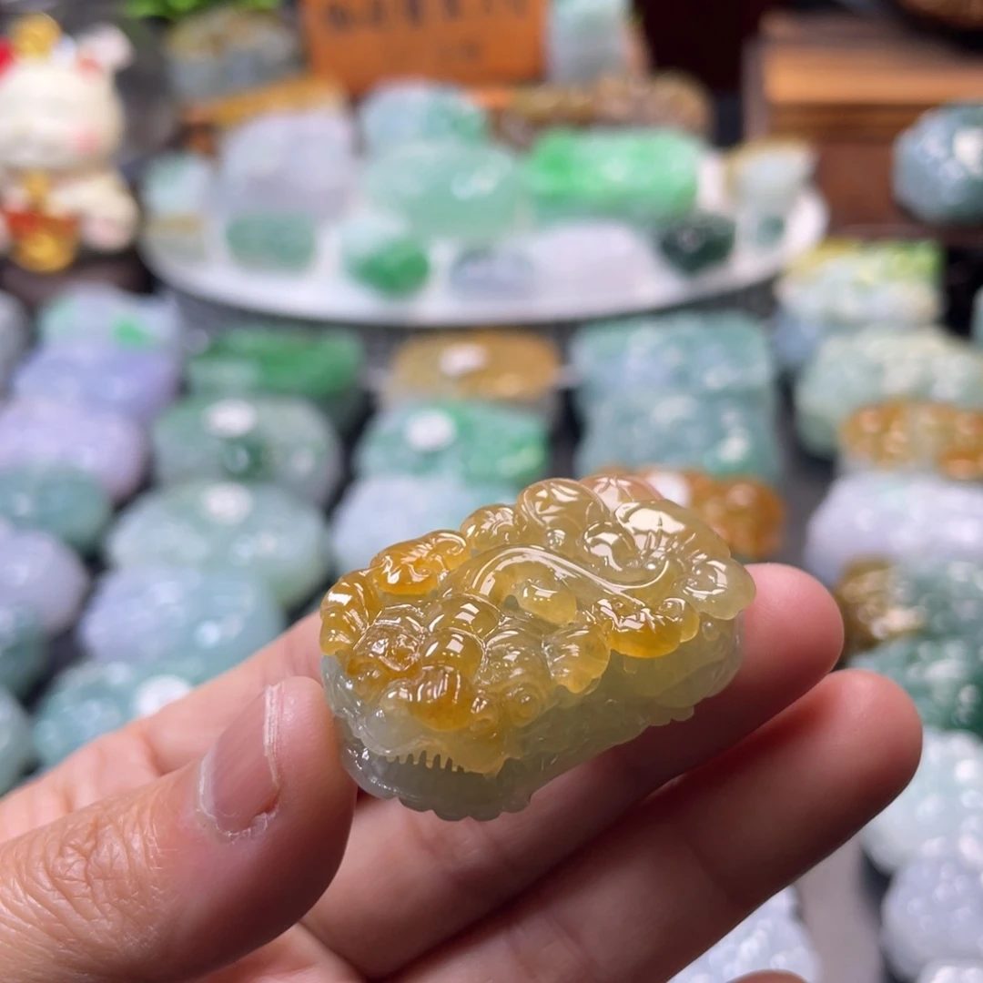 翡翠未镶嵌颈饰貔貅