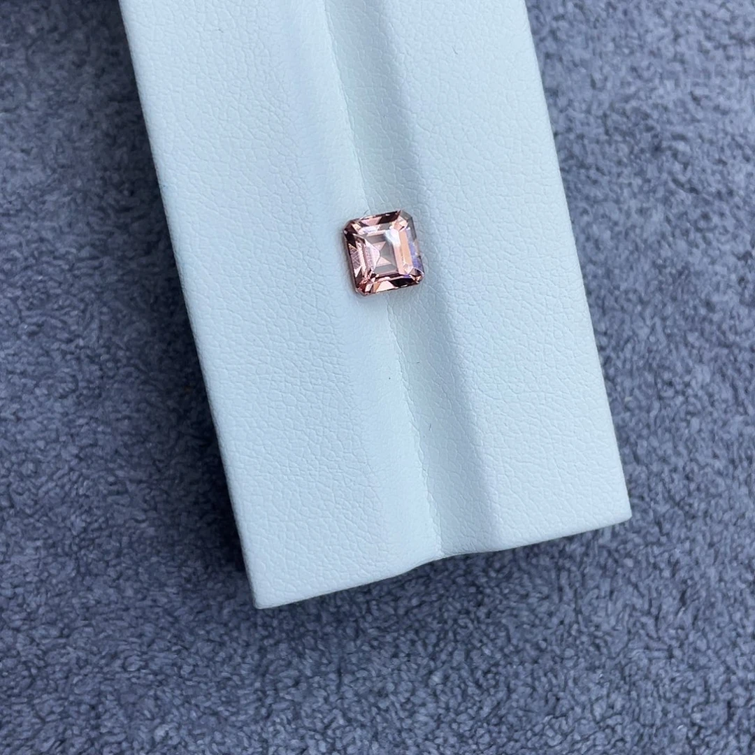 未镶嵌裸石天然锆石1.95Ct。