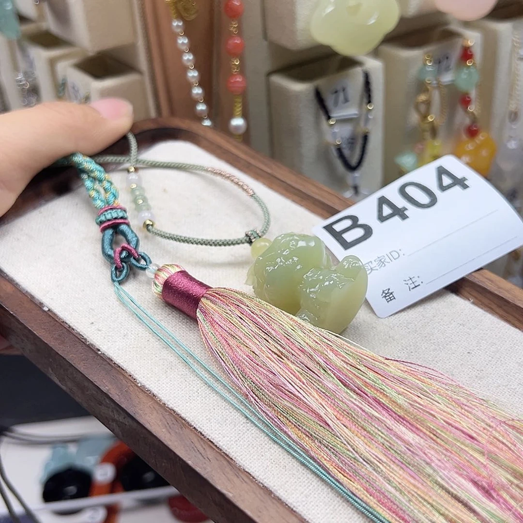 石英质玉颈饰合金哎***?