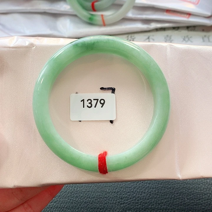 翡翠手镯未镶嵌天然翡翠手镯