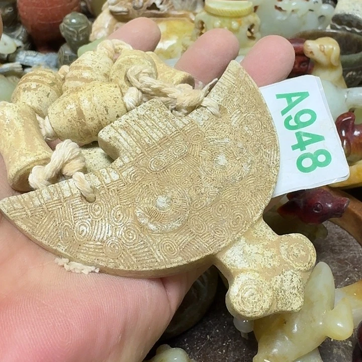 C***形透闪石-蛇纹石玉未镶嵌颈饰