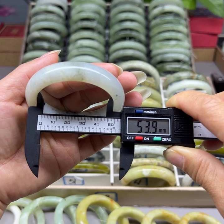 蛇纹石玉未镶嵌手镯51