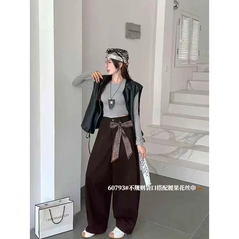 60793-3602 不规则袋口搭配腰果花丝巾弯刀牛仔裤