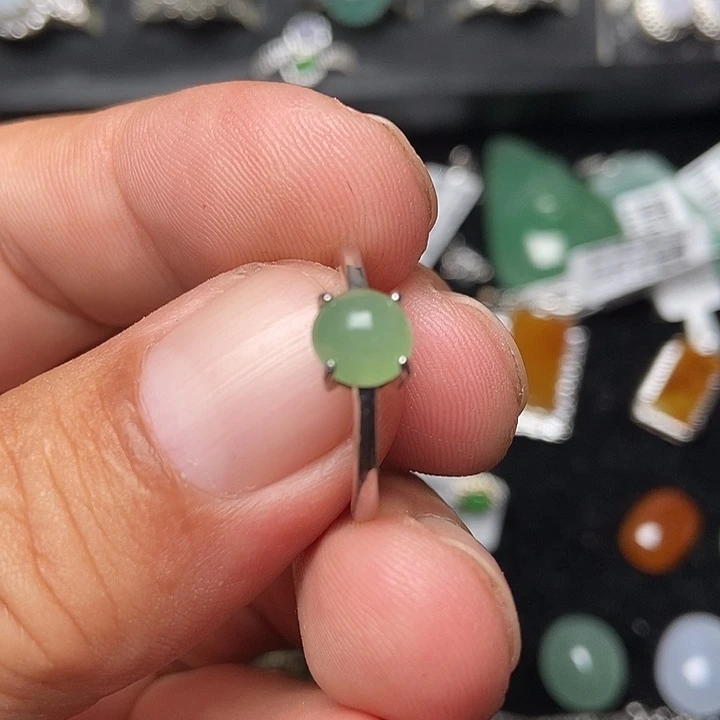 颈饰未镶嵌翡翠戒指