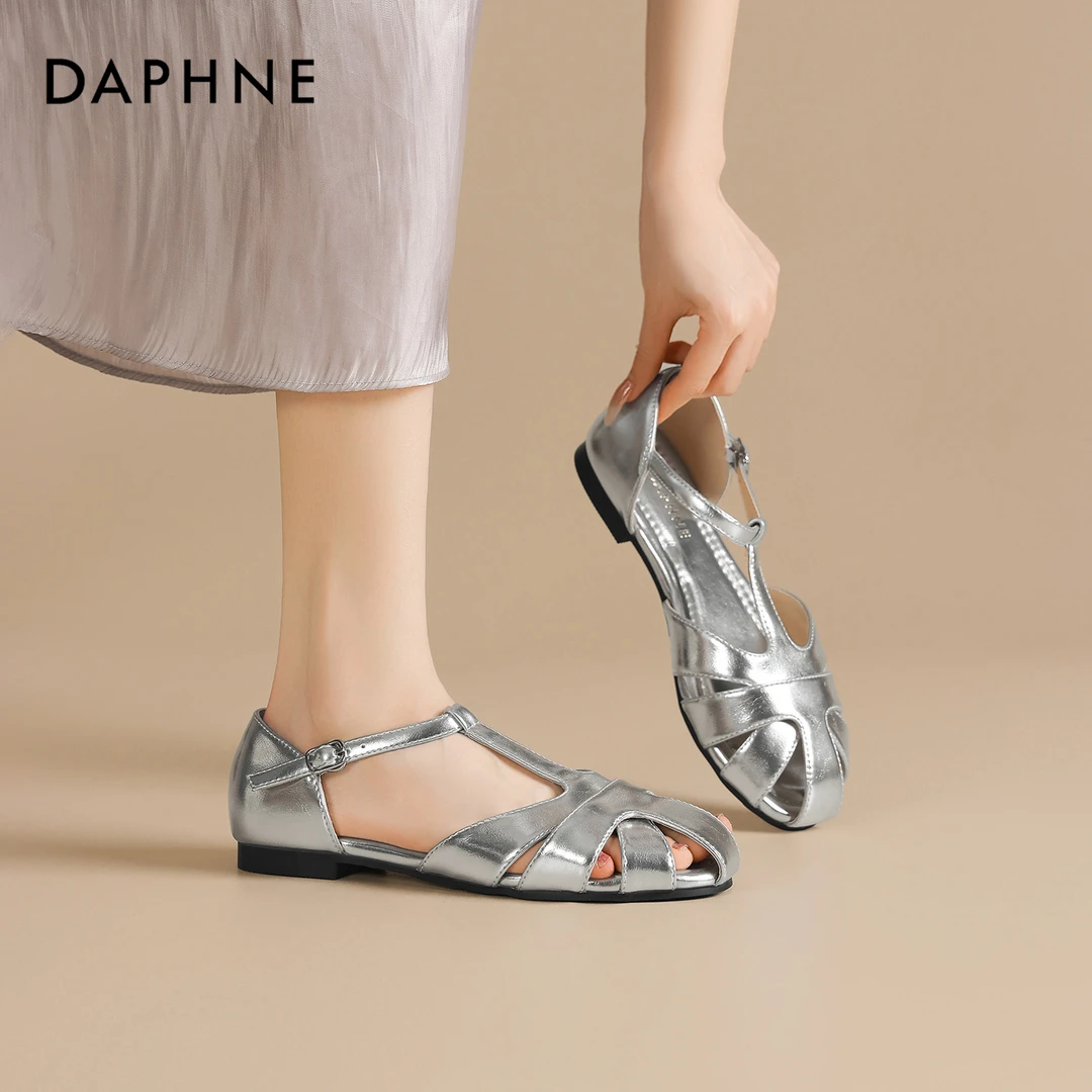 达芙妮网红爆款2025夏银色凉鞋时尚百搭休闲舒适平底包头罗马凉鞋
