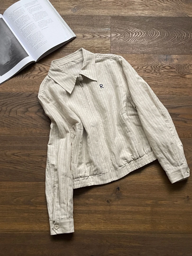 [茧述 JIANS] · 条纹刺绣挺阔垂坠短款夹克外套