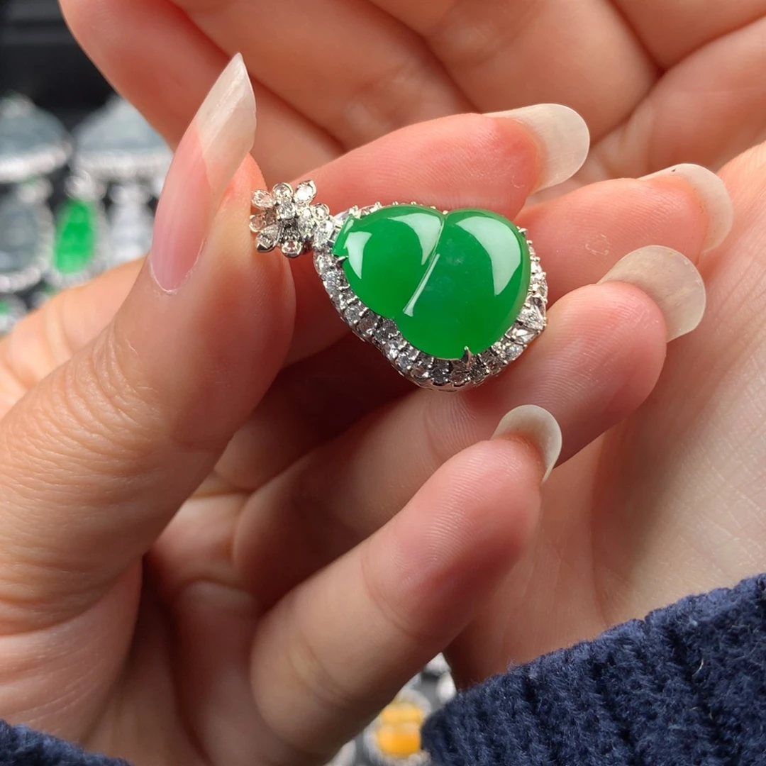 颈饰18K金镶嵌翡翠辣阳绿葫芦