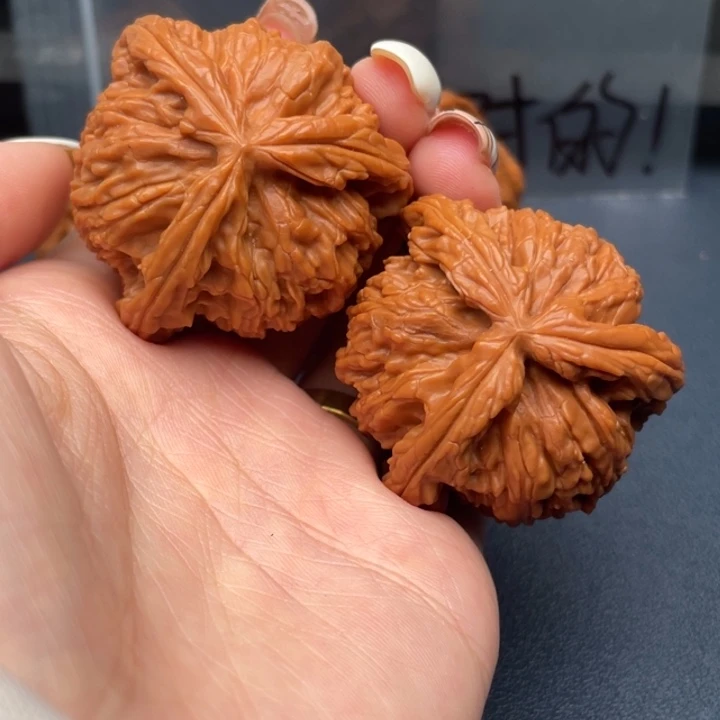半***两文玩核桃吊坠白狮子