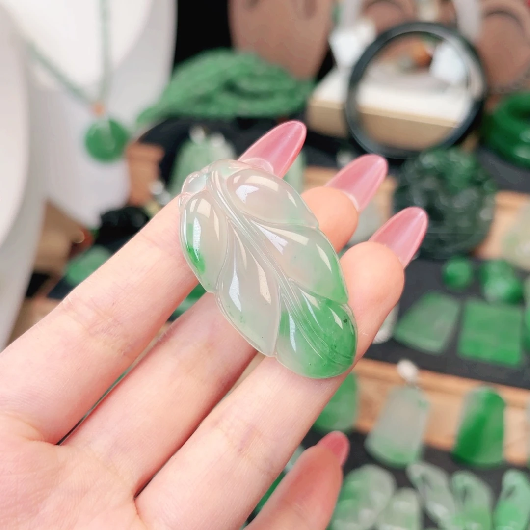 颈饰未镶嵌石英质玉（非洲翠）