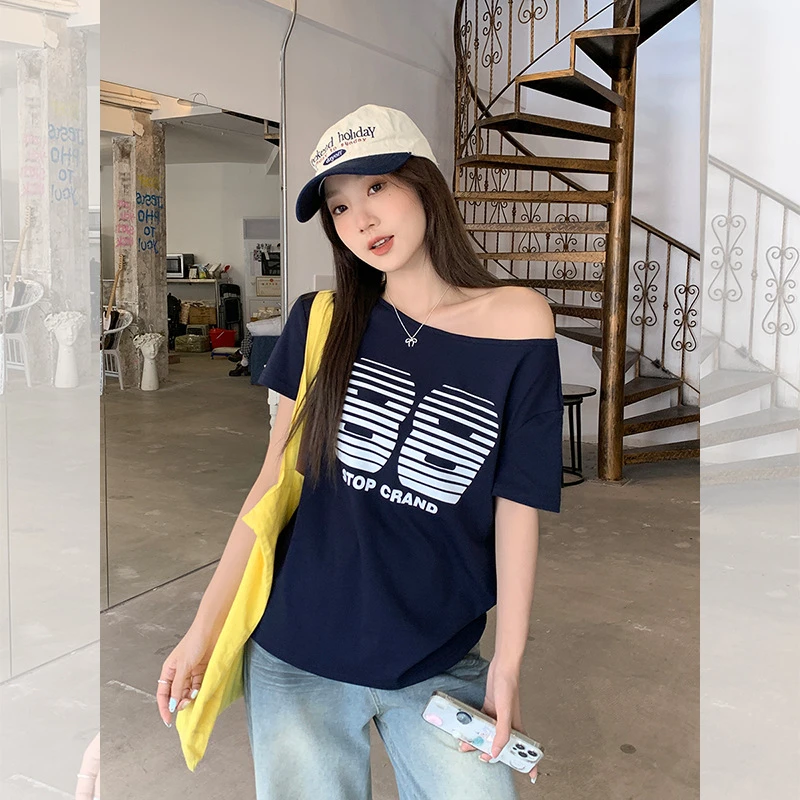 慵懒风字母印花设计感2025夏季斜肩小众不撞款美式百搭休闲上衣女