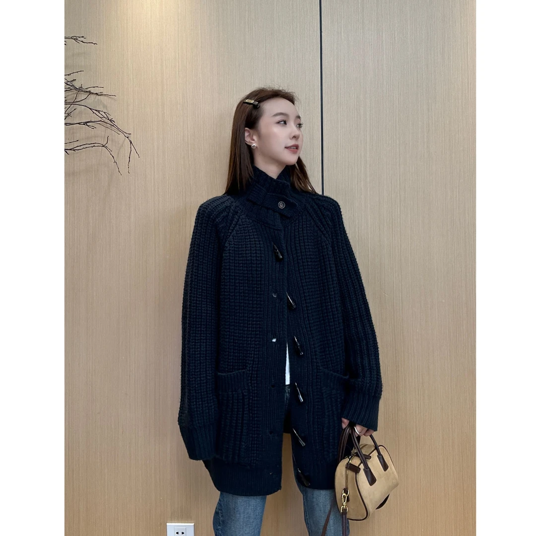 小静静一会【牛角扣粗针开衫】2025秋冬新款立领毛针织衫 2510C6511