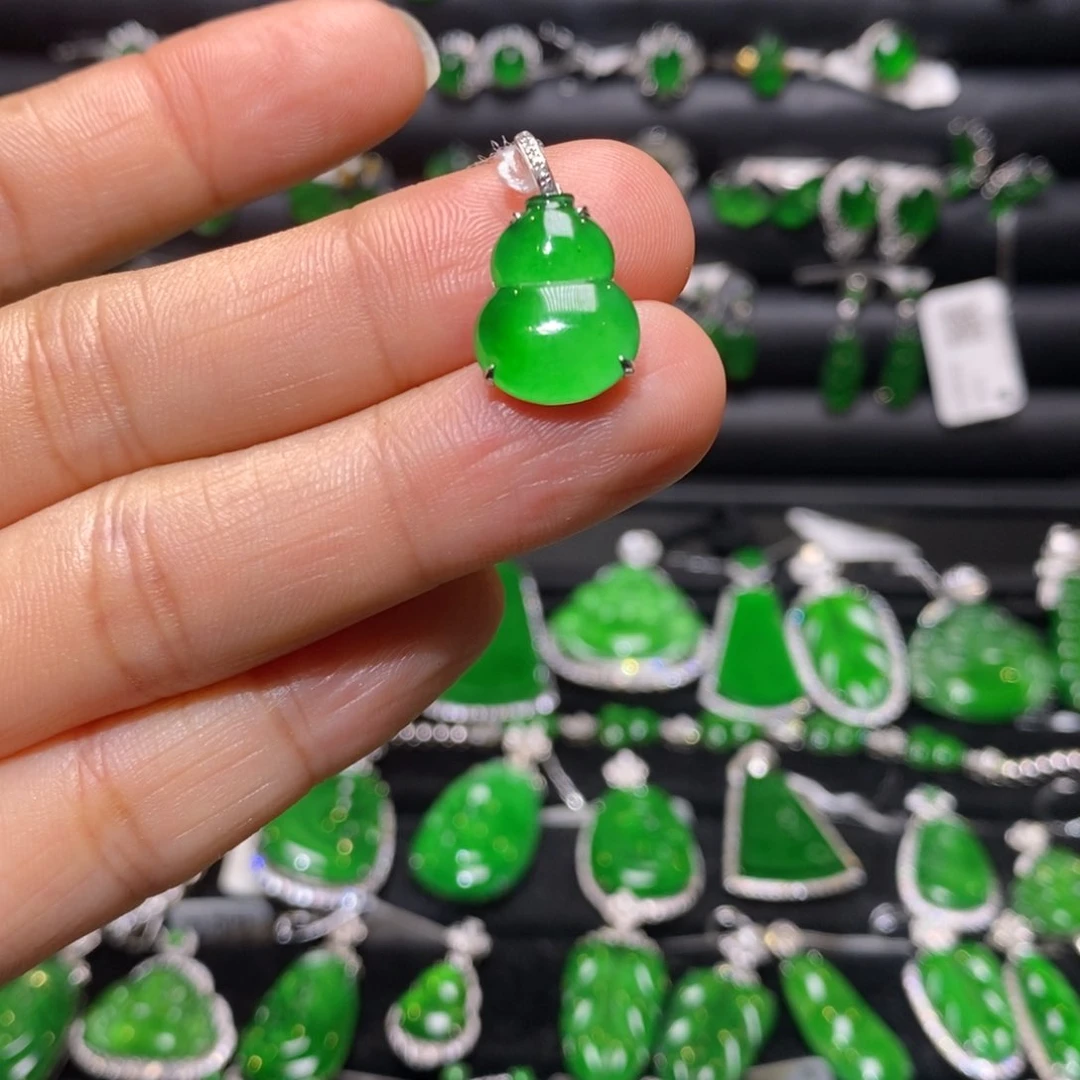 翡翠18K金镶嵌颈饰葫芦吊坠