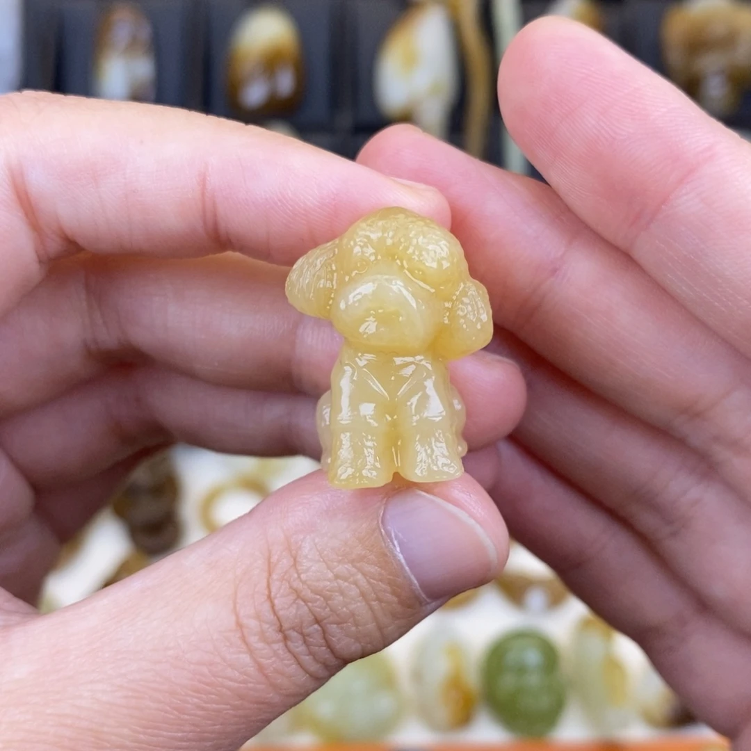 张***妞和田玉未镶嵌颈饰