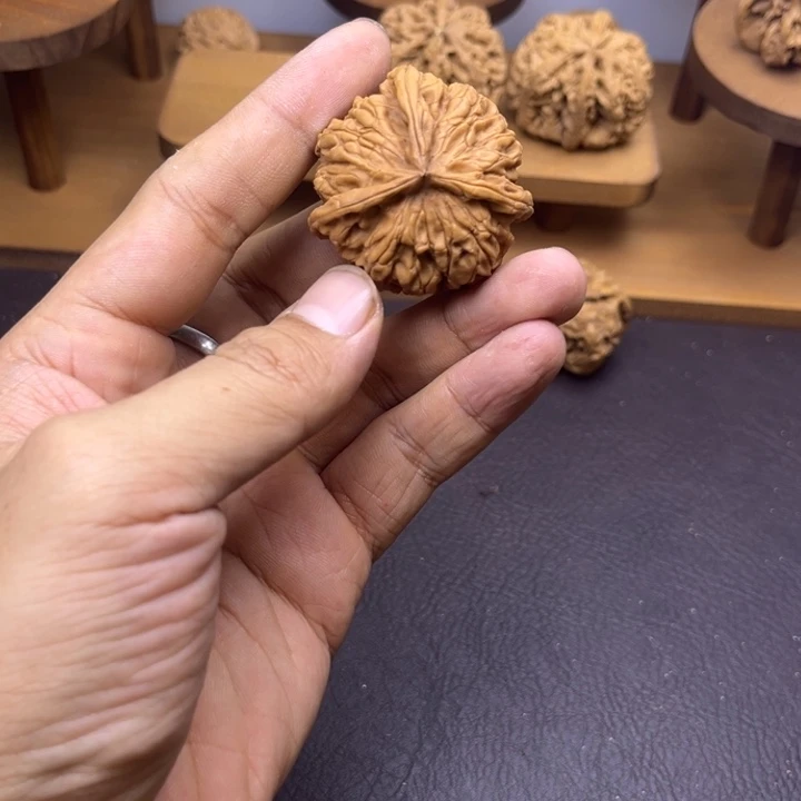 *****吊坠桃核三棱丁微瑕疵