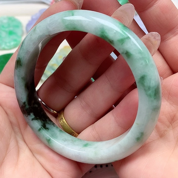 翡翠手镯未镶嵌翡翠手镯