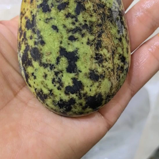 土***金有机玻璃藏玉药王石原石手把件一个