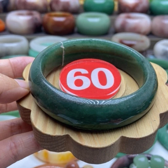 未镶嵌手镯石英质玉