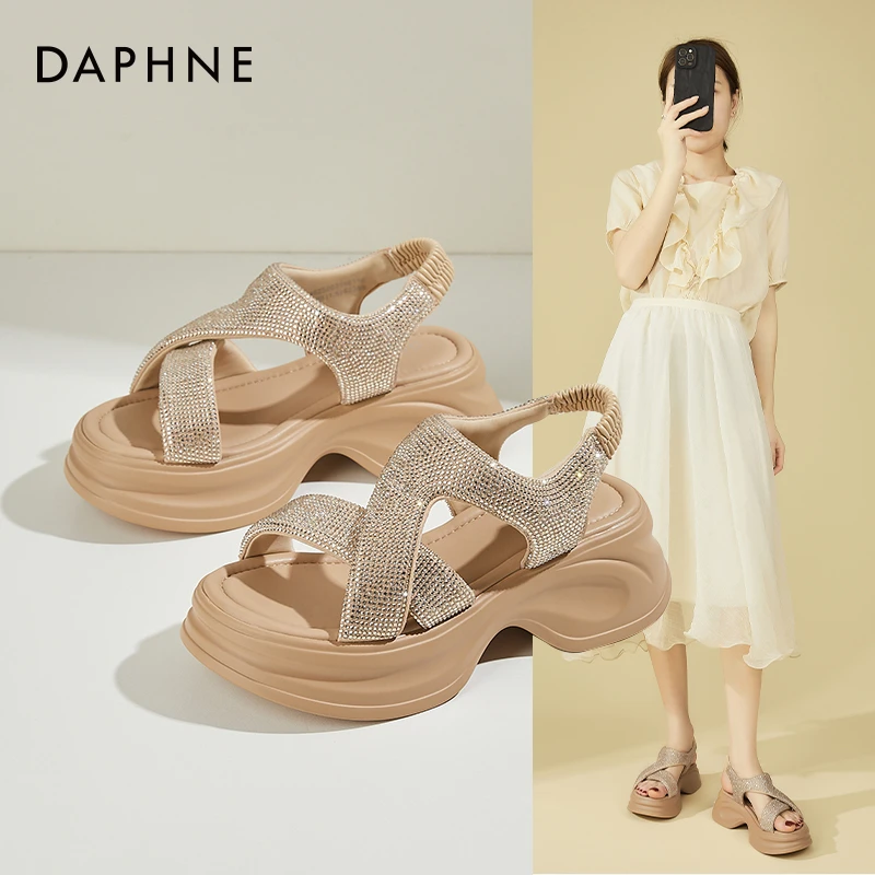 Daphne/达芙妮时尚水钻夏季厚底松糕凉鞋女休闲外穿露趾坡跟凉鞋