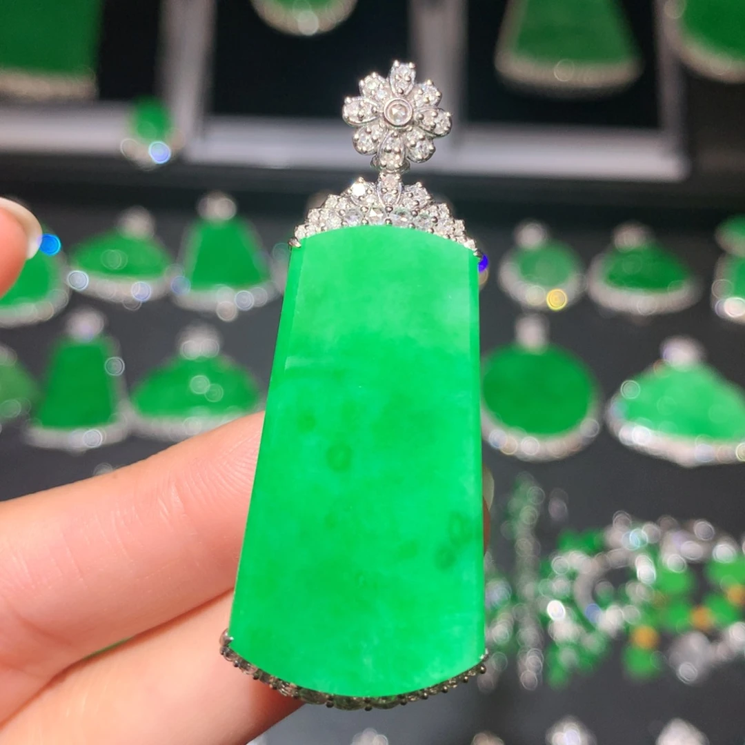 翡翠颈饰18K金镶嵌翡翠