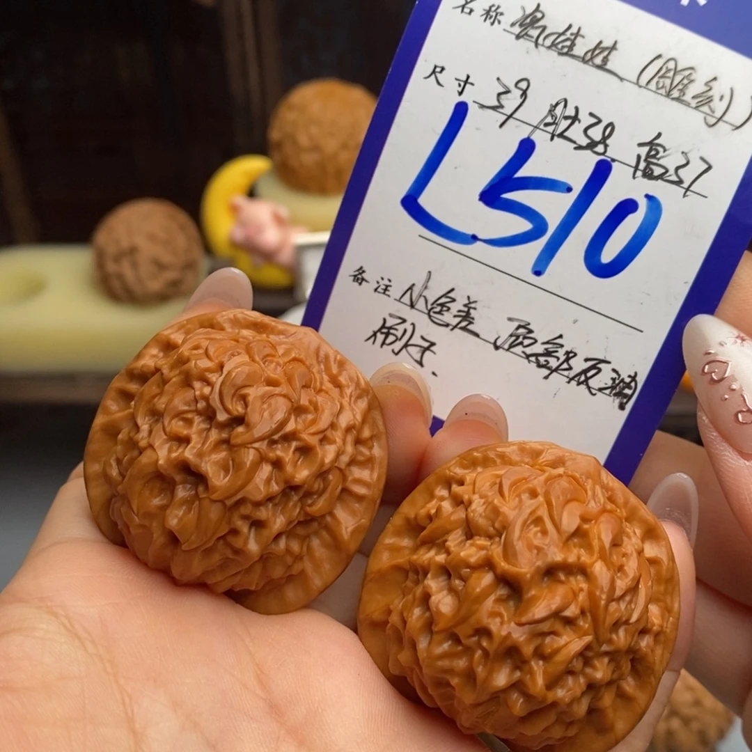 吊坠文玩核桃瓷娃娃（雕刻）