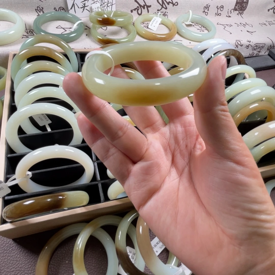 和田玉未镶嵌手镯