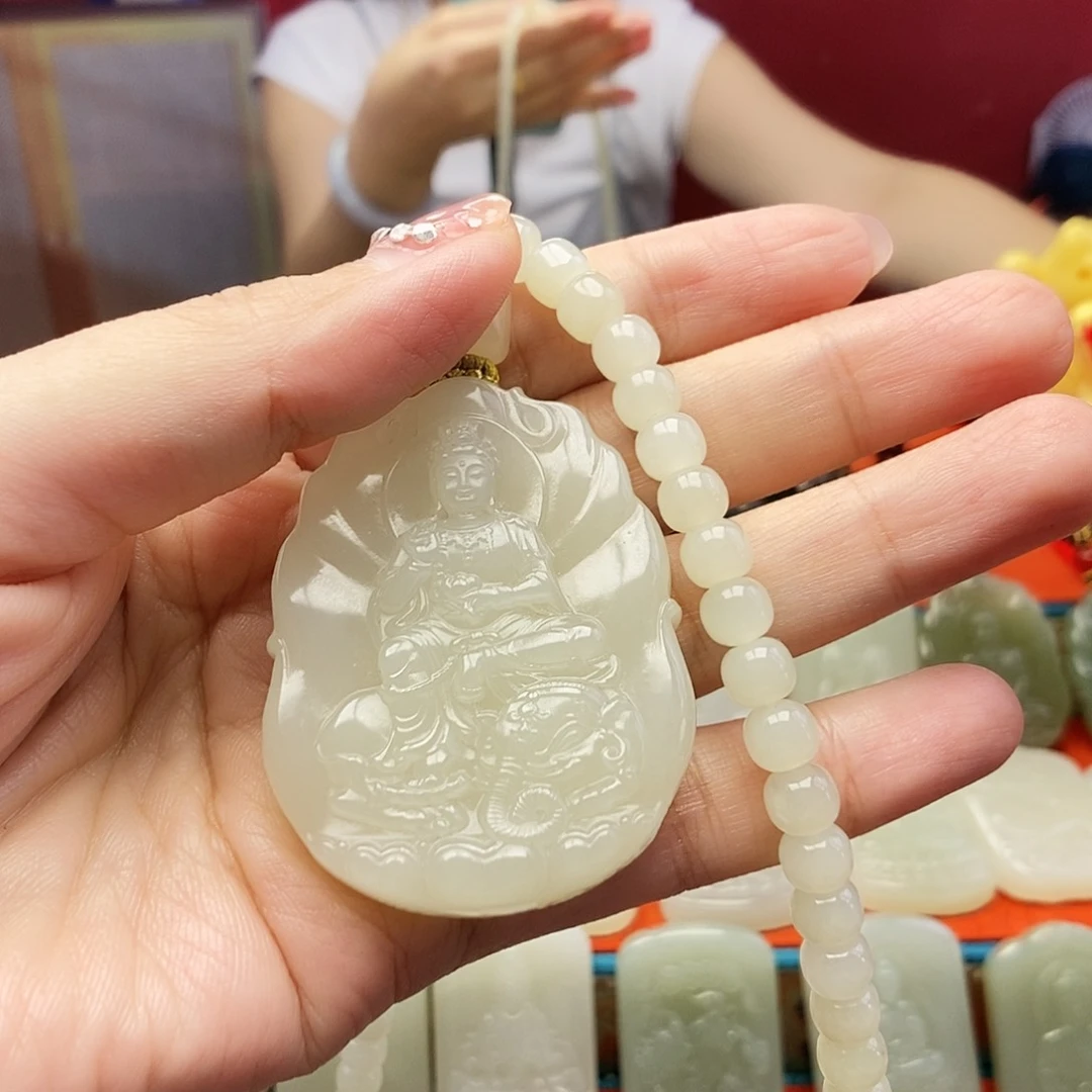 和田玉未镶嵌颈饰锦**岳