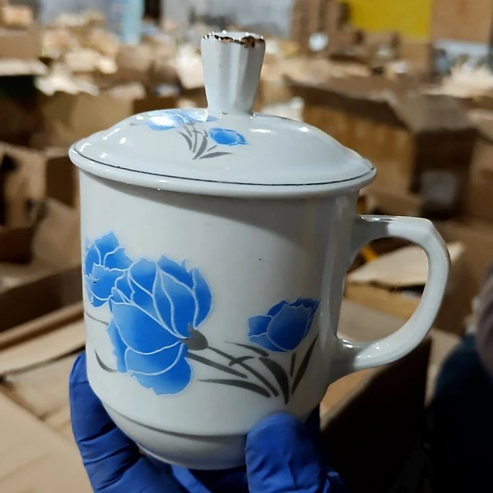 瓷片盘子碗茶壶啥都有
