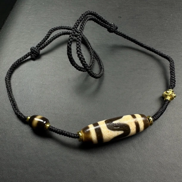 玖扬-台湾S级鹏程纯手工 牙黄 单虎牙 满荧光 时尚百搭玛瑙锁骨链