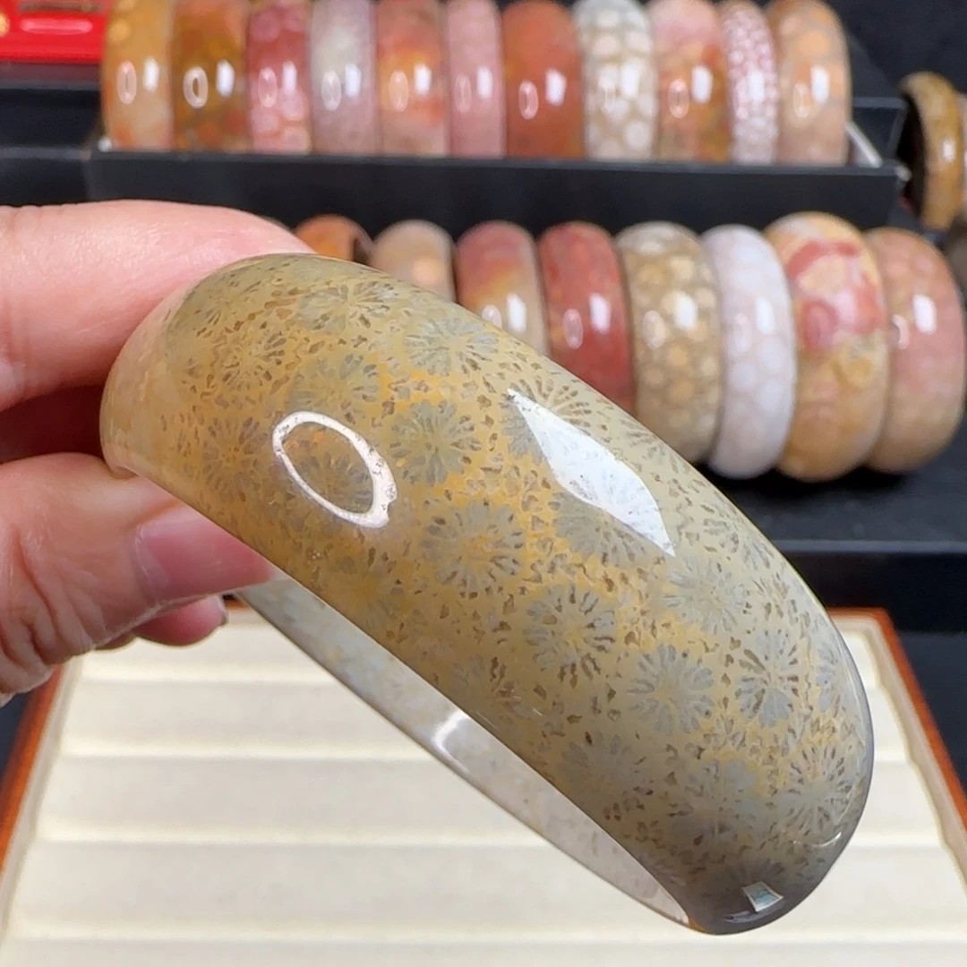 未镶嵌手镯硅化玉54.8圈豆绿雏菊