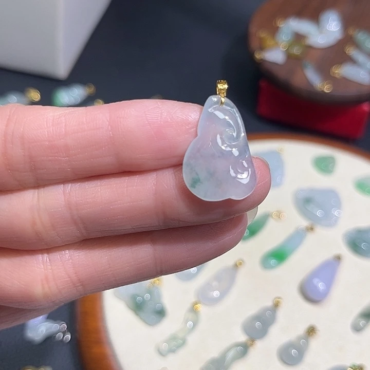 翡翠18K金镶嵌颈饰