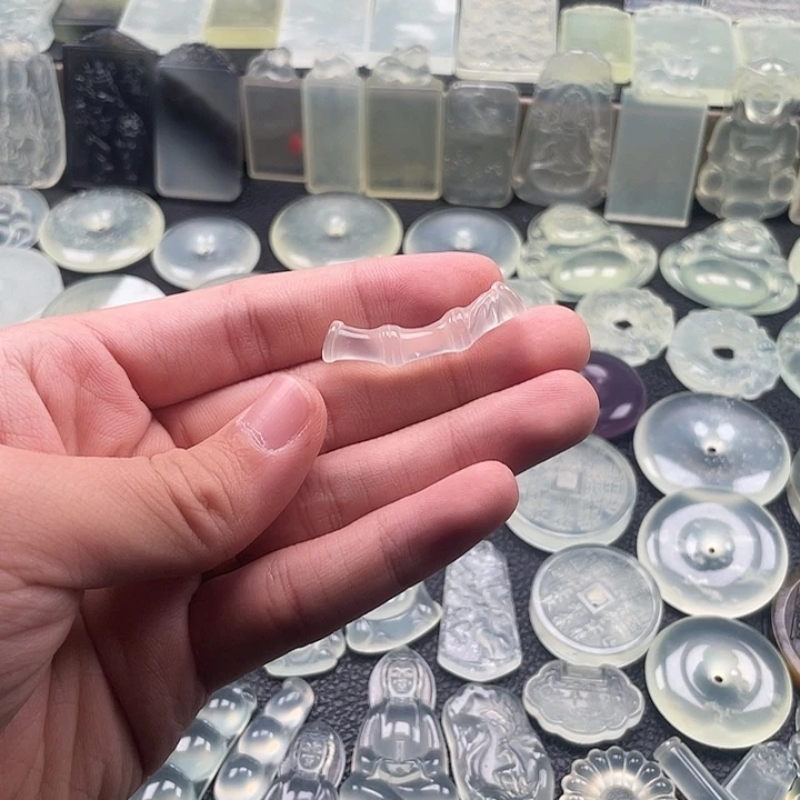 岫玉未镶嵌颈饰竹子