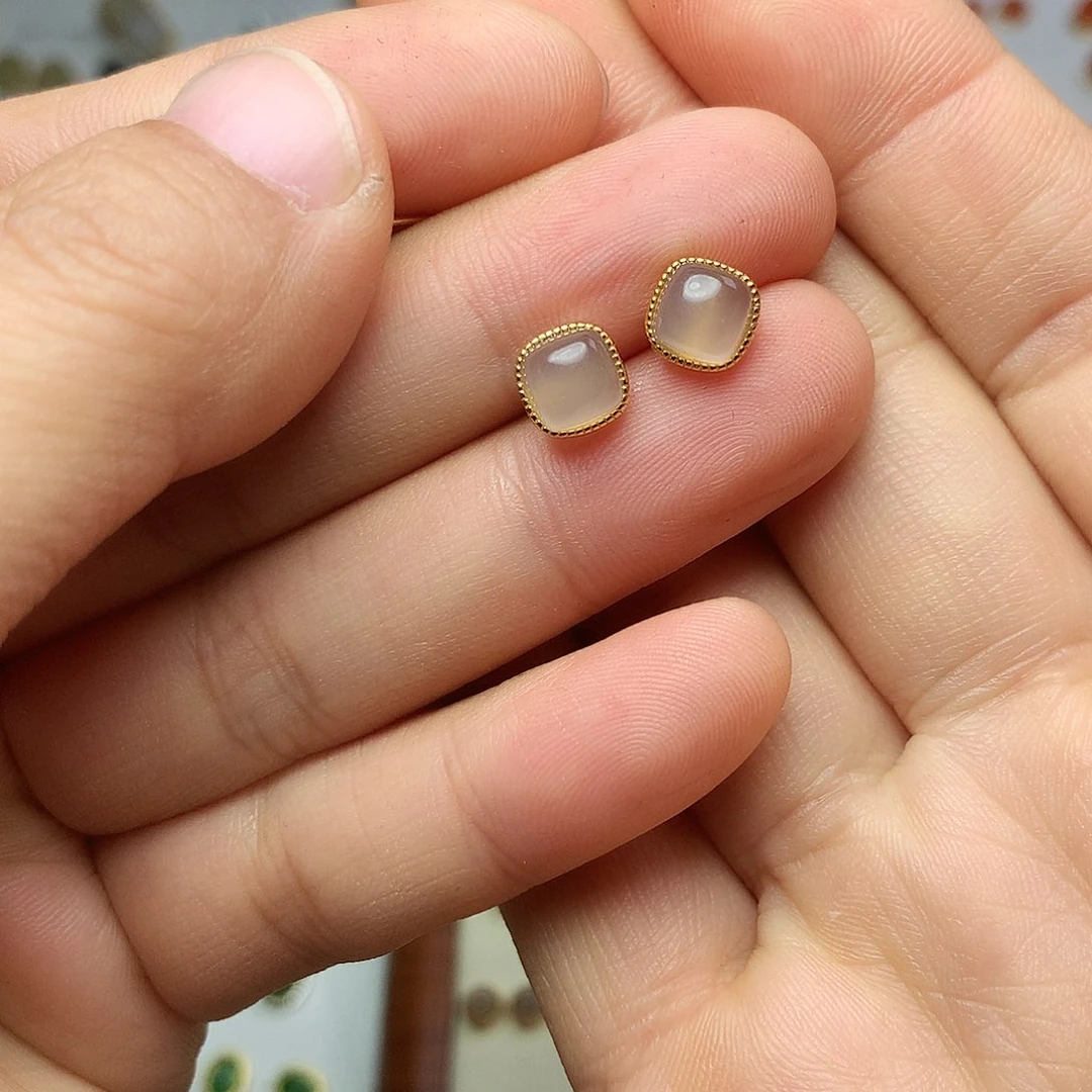 银S925镀金镶嵌和田玉（白玉）耳饰小**娘