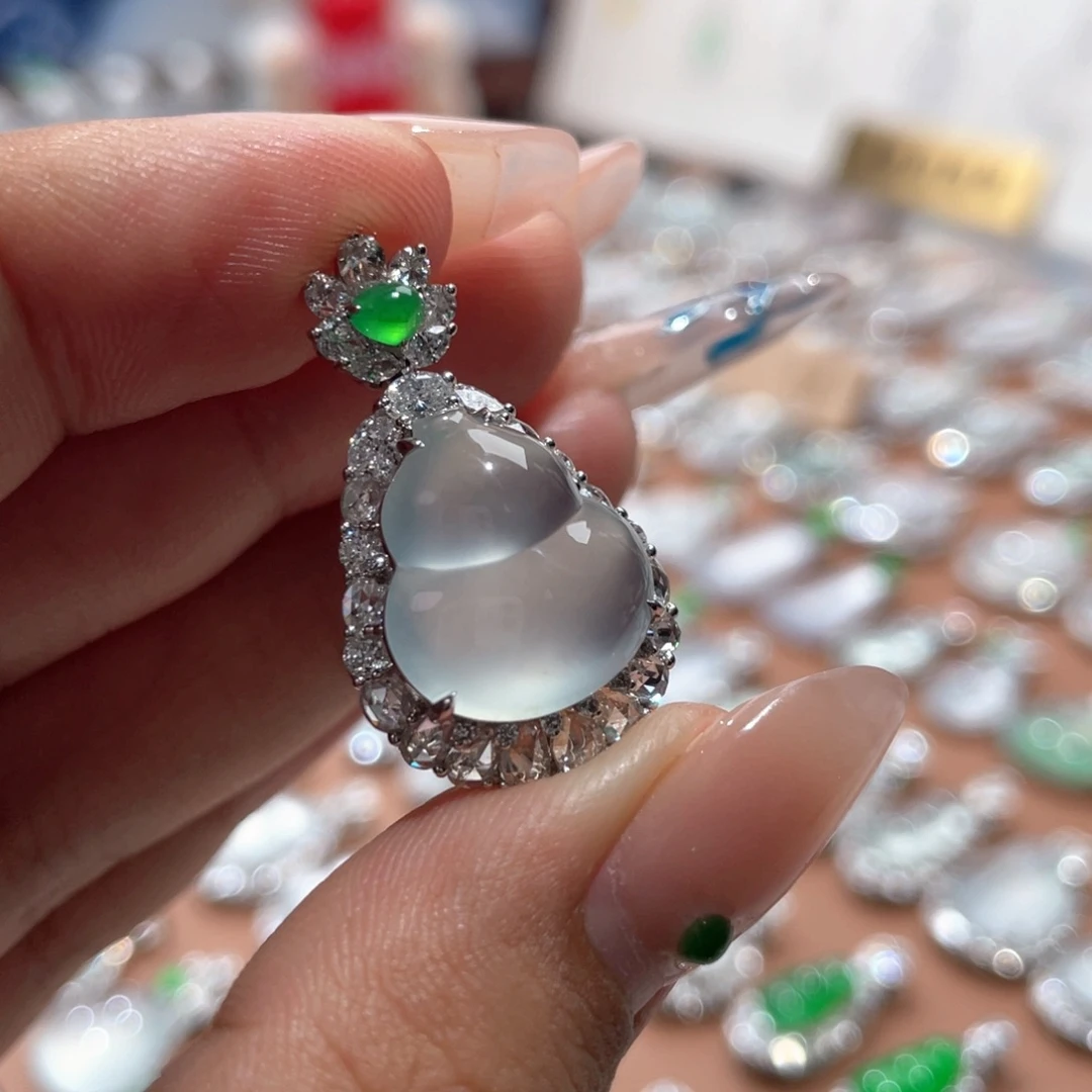 颈饰18K金镶嵌翡翠葫芦