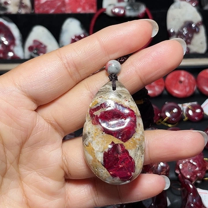 天然辰砂原石吊坠