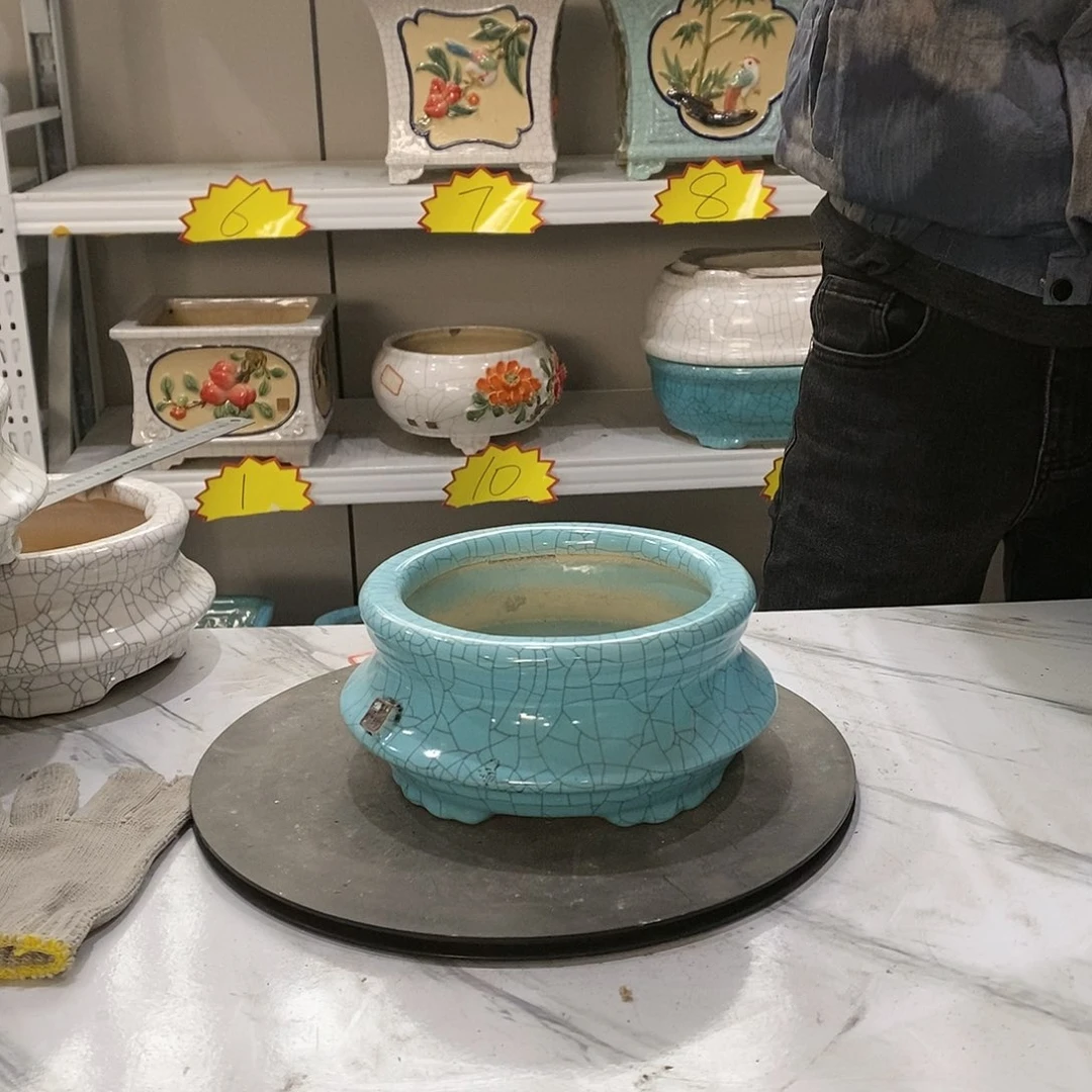 瑕疵花盆里装满鲜花