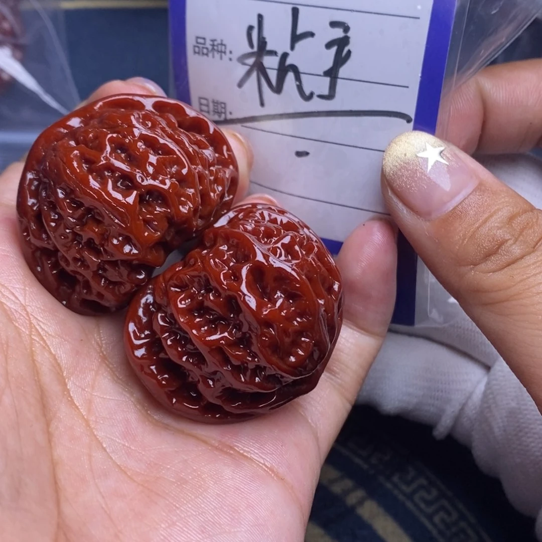文玩核桃吊坠侧宫灯
