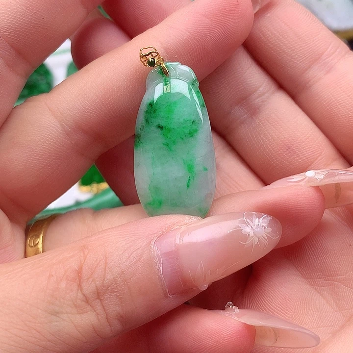 翡翠18K金镶嵌颈饰翡翠