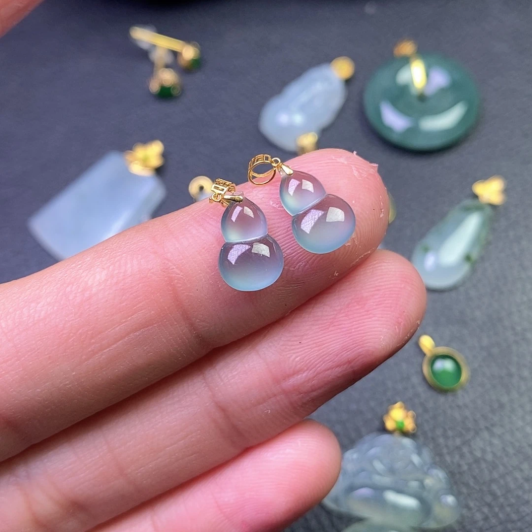 颈饰18K金镶嵌翡翠