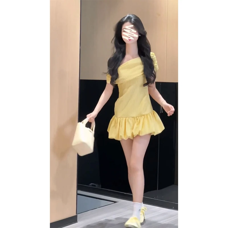 设计感连衣裙2025夏季新款韩系气质露肩短袖收腰显瘦条纹花苞裙子