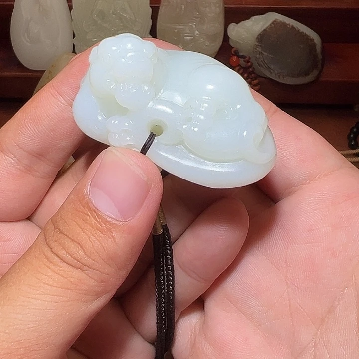 酒***伤和田玉未镶嵌颈饰