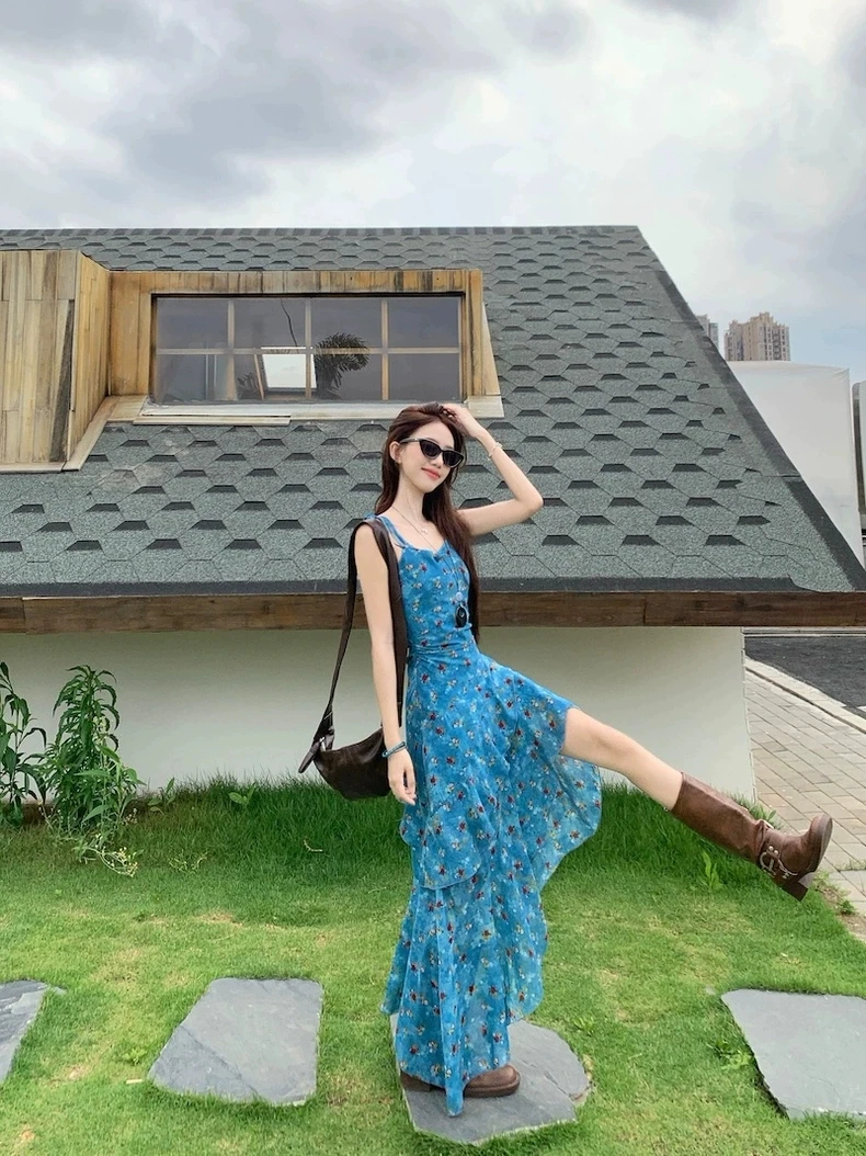 裙子收腰蕾丝气质碎花新疆旅游拍照上镜衣服夏季修身连衣裙蓝色