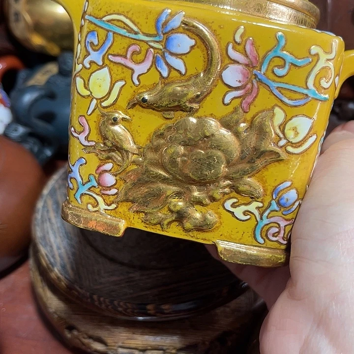 紫砂茶壶原矿泥料手工制作的一把紫砂壶。