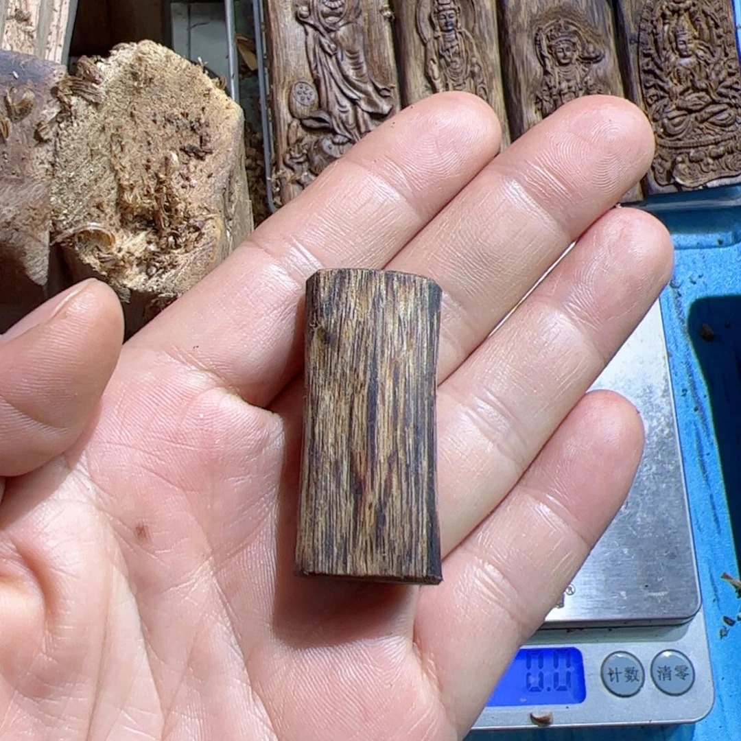 沉香吊坠乌身圆叶5.6克